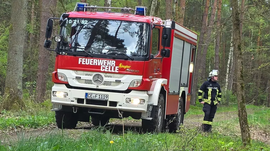 FW Celle: Waldbrand in Westercelle - Löscharbeiten werden aus der Luft unterstützt! - Bild: presseportal.de