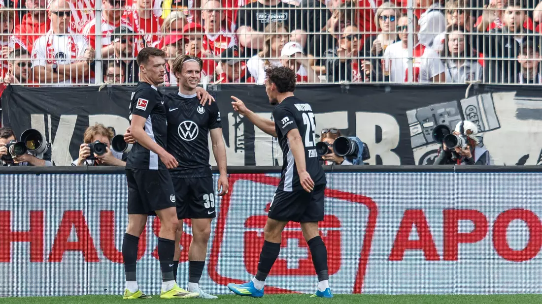 Patrick Wimmer feiert sein Tor mit seinen Teamkollegen.  - Bild: Andreas Gora/dpa