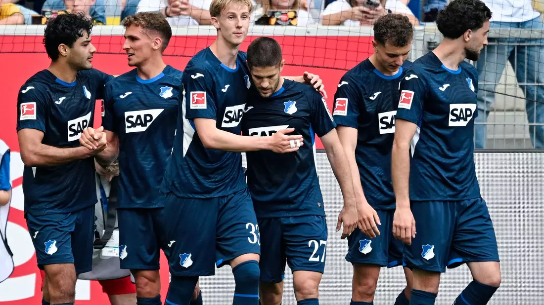 Hoffenheim feiert den Heimsieg. - Bild: Uwe Anspach/dpa