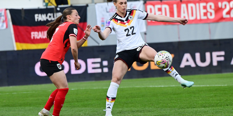 Tat sich schwer gegen Österreich: Flügelstürmerin Jule Brand (r.).  - Foto: Expa/ Reinhard Eisenbauer/APA/dpa