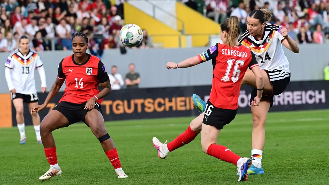 Erstmals in der DFB-Startelf: Bremens Larissa Mühlhaus (r.) beim Schussversuch.  - Bild: Expa/ Reinhard Eisenbauer/APA/dpa