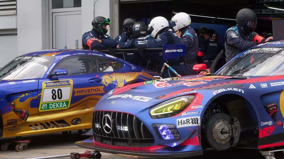 Beim Qualfier für die 24 Stunden auf dem Nürburgring kommt ein 66 Jahre alter Fahrer ums Leben.  - Bild: Thomas Frey/dpa