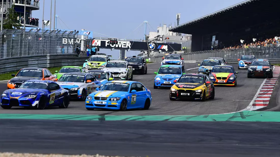 Auf dem Nürburgring gab es nach dem Start einen schweren Unfall mit mehreren Autos. - Bild: Alexander Franz/Erftkreis News Redaktion/dpa