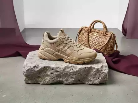 Burberry setzt mit Knight Runner den Sneaker-Trend für Sommer 2026 - Foto: über boerse-global.de