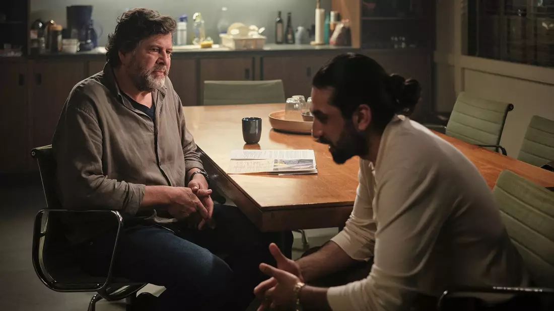 Ramin Taremi (rechtst, Omid Memar) wird in dem neuen «Tatort: Innere Angelegenheiten» verdächtigt. Er ist ein Intensivtäter, der in diesem Fall aber seine Unschuld beteuert. - Bild: Benoît Linder/SWR/dpa