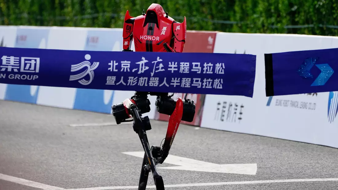 Der Roboter des Smartphone-Herstellers Honor lief als Erster über die Ziellinie.  - Bild: Andy Wong/AP/dpa