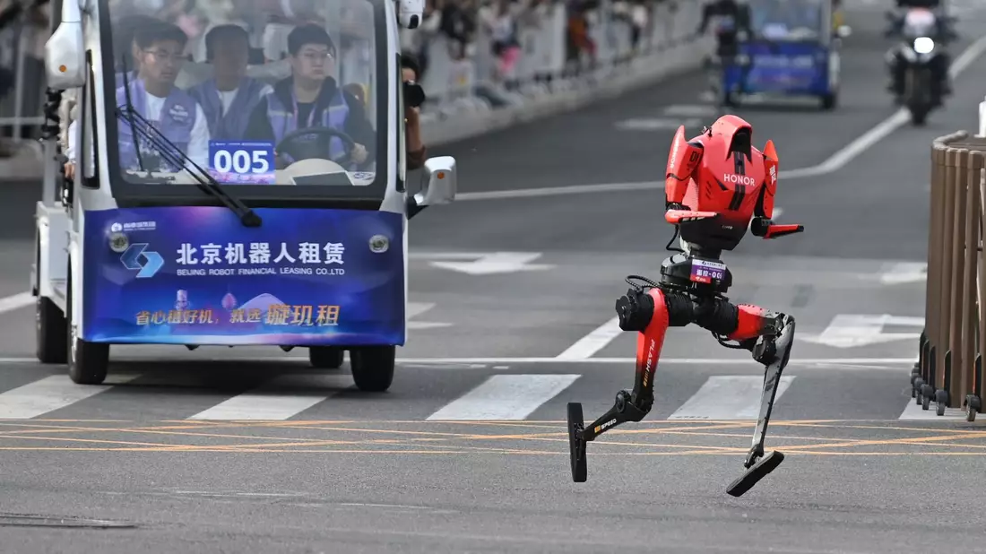 Der Roboter des Smartphone-Herstellers Honor war auch im Trainingslauf der Schnellste.  - Bild: Johannes Neudecker/dpa