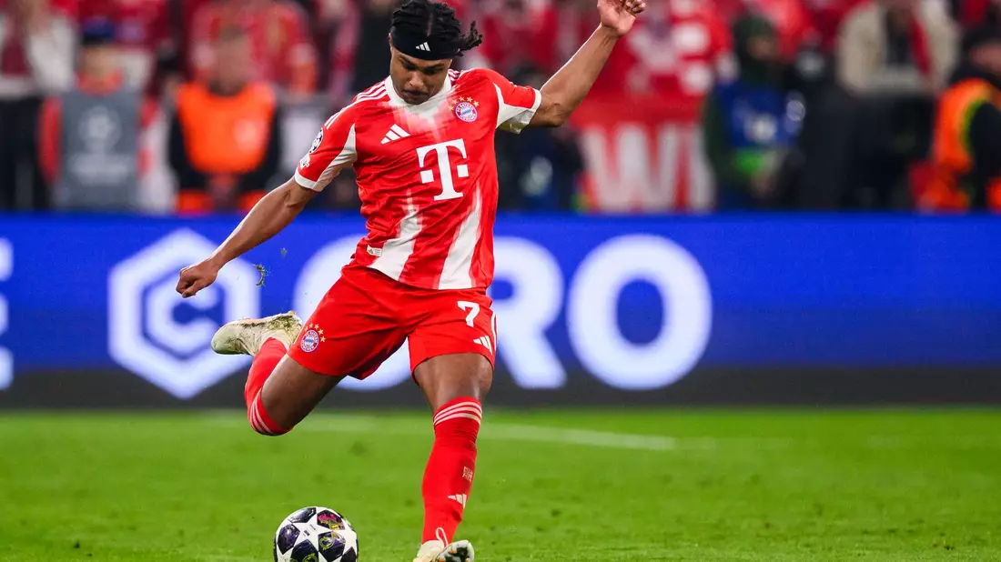 Serge Gnabry gegen Real Madrid in Aktion - nun fällt der Nationalspieler lange aus. (Archivbild) - Bild: Tom Weller/dpa