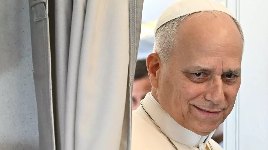 Papst Leo äußert sich im Flugzeug vor Journalisten. - Bild: Luca Zennaro/Ansa Pool via AP/dpa