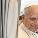 Papst Leo äußert sich im Flugzeug vor Journalisten. - Foto: Luca Zennaro/Ansa Pool via AP/dpa