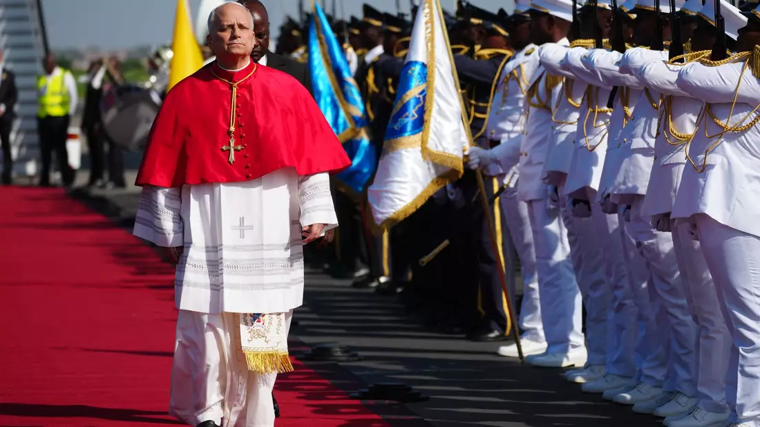 Der Papst bei seiner Ankunft in Luanda. - Bild: Andrew Medichini/AP/dpa