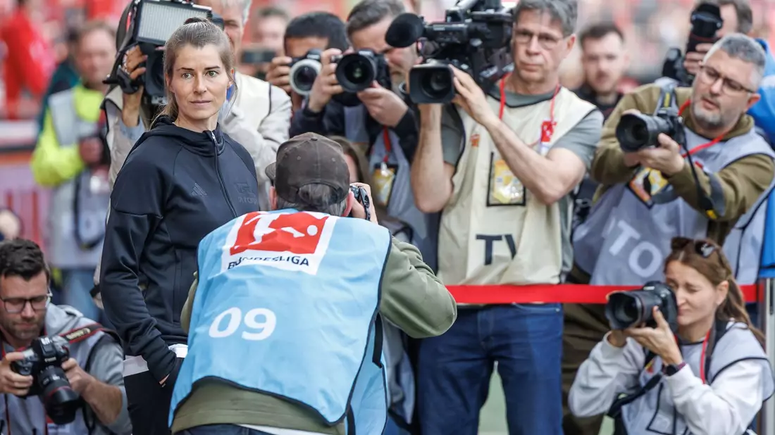 Auf Schritt und Tritt verfolgt: Marie-Louise Eta.  - Bild: Andreas Gora/dpa