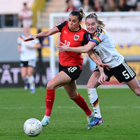 DFB-Kapitänin Janina Minge (r) weiß sich nur mit einer Notbremse gegen Julia Hickelsberger zu helfen.  - Foto: Expa/ Reinhard Eisenbauer/APA/dpa