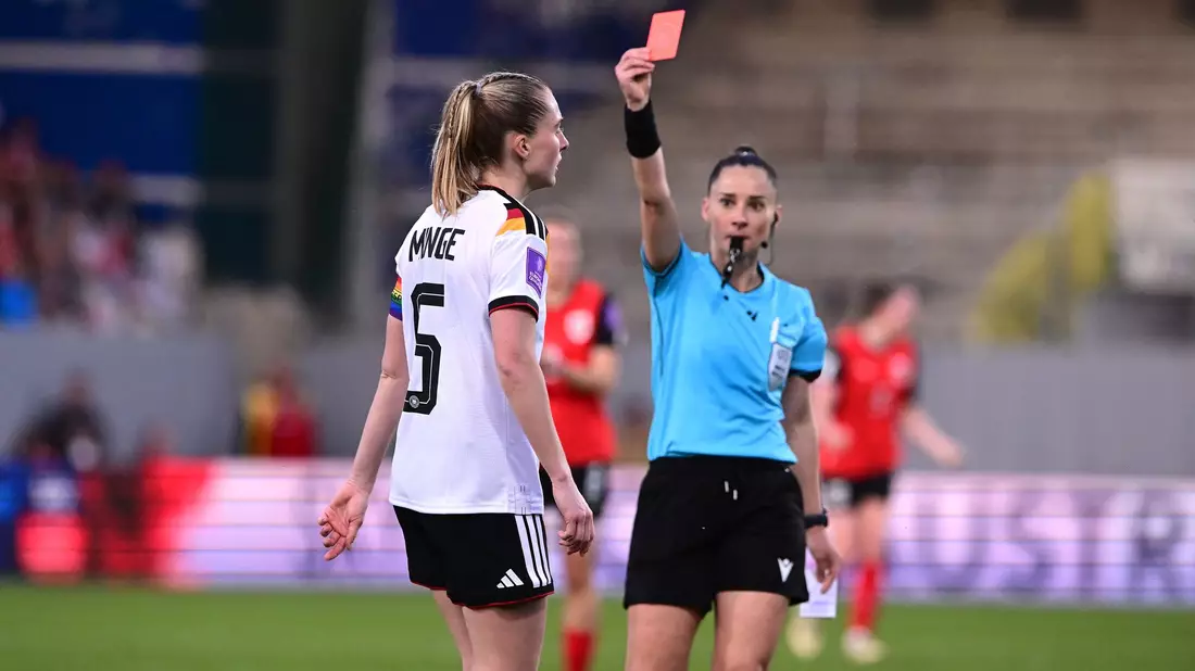 Rote Karte für DFB-Kapitänin Janina Minge beim 0:0 in Österreich.   - Bild: Expa/ Reinhard Eisenbauer/APA/dpa