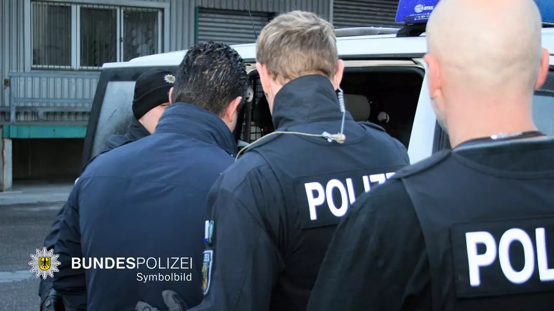 Bundespolizeidirektion München: Bedrohung im Regionalzug / Bundespolizist außer Dienst greift ein - Bild: presseportal.de