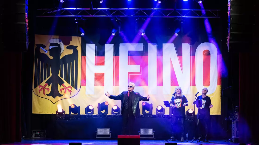 Heino singt auf seiner Tournee auch die deutsche Nationalhymne. (Archivbild) - Bild: Sebastian Kahnert/dpa