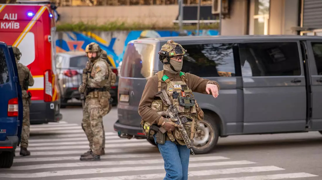 Polizeikräfte sperren zum Schutz von Zivilisten eine Straße in Kiew bei einer Schießerei - allerdings sollen sich Berichten zufolge nicht alle Beamten so professionell verhalten haben. - Bild: Dan Bashakov/AP/dpa