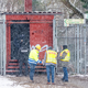 Einsatzkräfte der Polizei stehen im Januar an der Brandstelle einer Kabelbrücke vor dem Kraftwerk Lichterfelde am Teltowkanal. (Archivbild) - Foto: Michael Kappeler/dpa