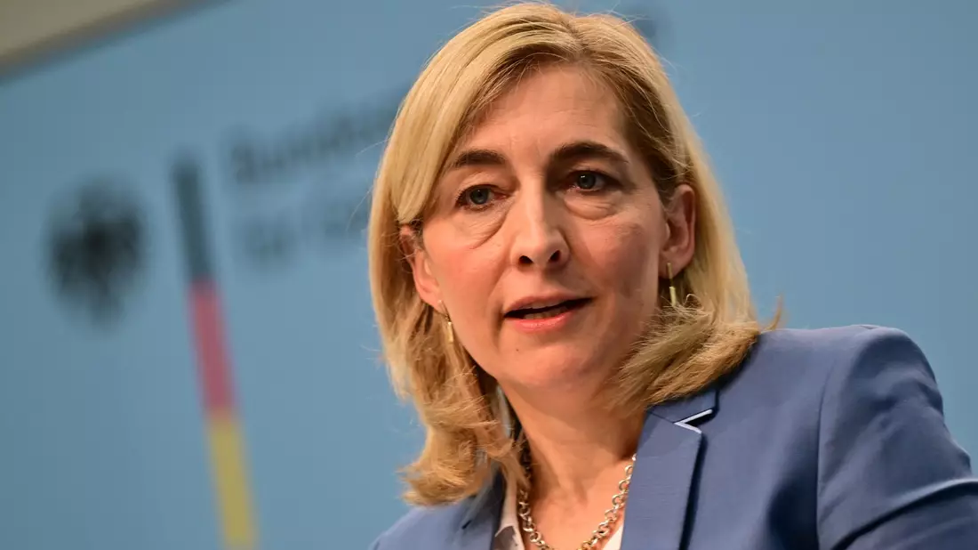 Gesundheitsministerin Warken verteidigt die geplante Anhebung der Beitragsbemessungsgrenze - Bild: Sebastian Gollnow/dpa