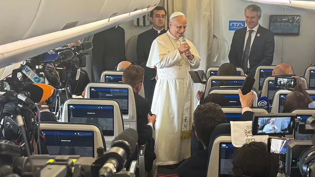 Der Papst kam im Flugzeug zu den mitreisenden Journalisten. - Bild: Christoph Sator/dpa