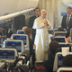 Der Papst kam im Flugzeug zu den mitreisenden Journalisten. - Foto: Christoph Sator/dpa