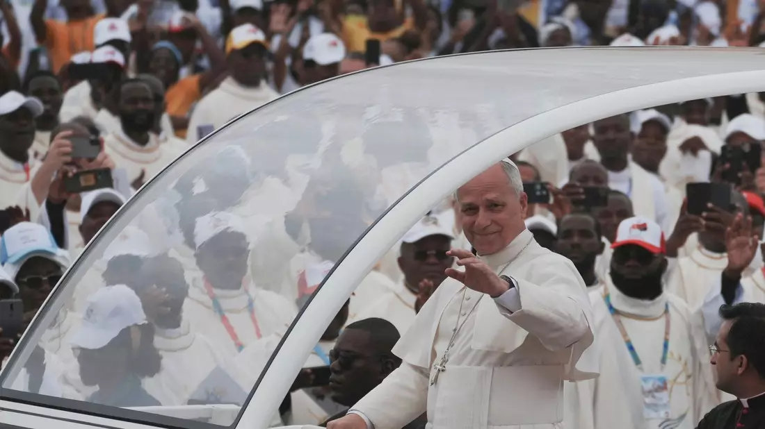 Leo XIV. ließ sich im Papamobil durch die Menschenmenge fahren. - Bild: Andrew Medichini/AP/dpa