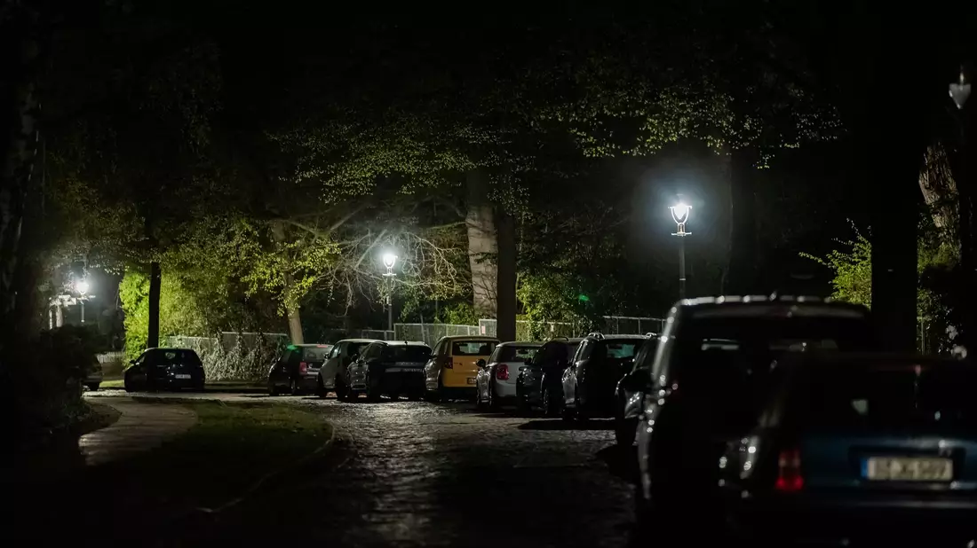 Der Kirchweg im Berliner Ortsteil Nikolassee ist bei einem Stromausfall weitgehend dunkel, da nur die Gaslaternen noch Licht spenden. - Bild: Christoph Soeder/dpa