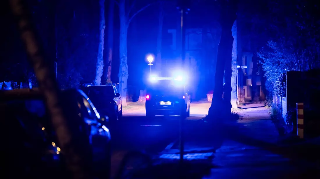 Ein Polizeifahrzeug fährt während eines Stromausfalls durch die Beskidenstraße im Berliner Ortsteil Nikolassee. - Bild: Christoph Soeder/dpa