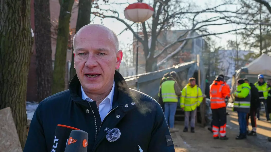 Der Regierende Bürgermeister Kai Wegner am 7. Januar vor dem Umspannwerk an der Argentinischen Allee. (Archivbild)  - Bild: Soeren Stache/dpa