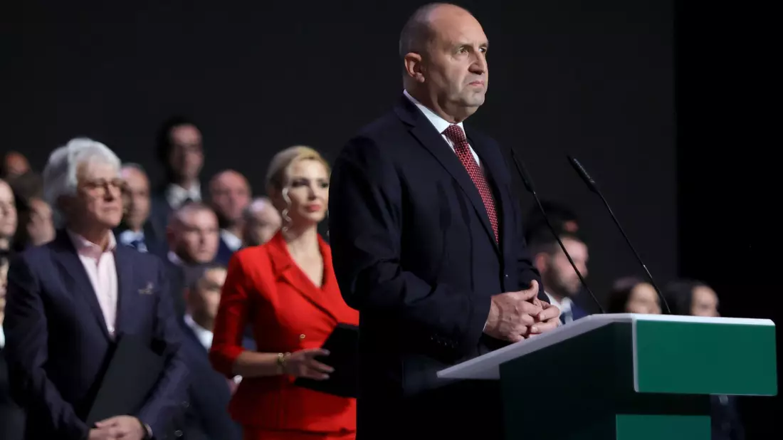 Der Ex-General und frühere Kampfjet-Pilot Radew war im Januar vom Amt des Staatspräsidenten zurückgetreten, um an der Wahl teilzunehmen. (Archivbild) - Bild: Valentina Petrova/AP/dpa