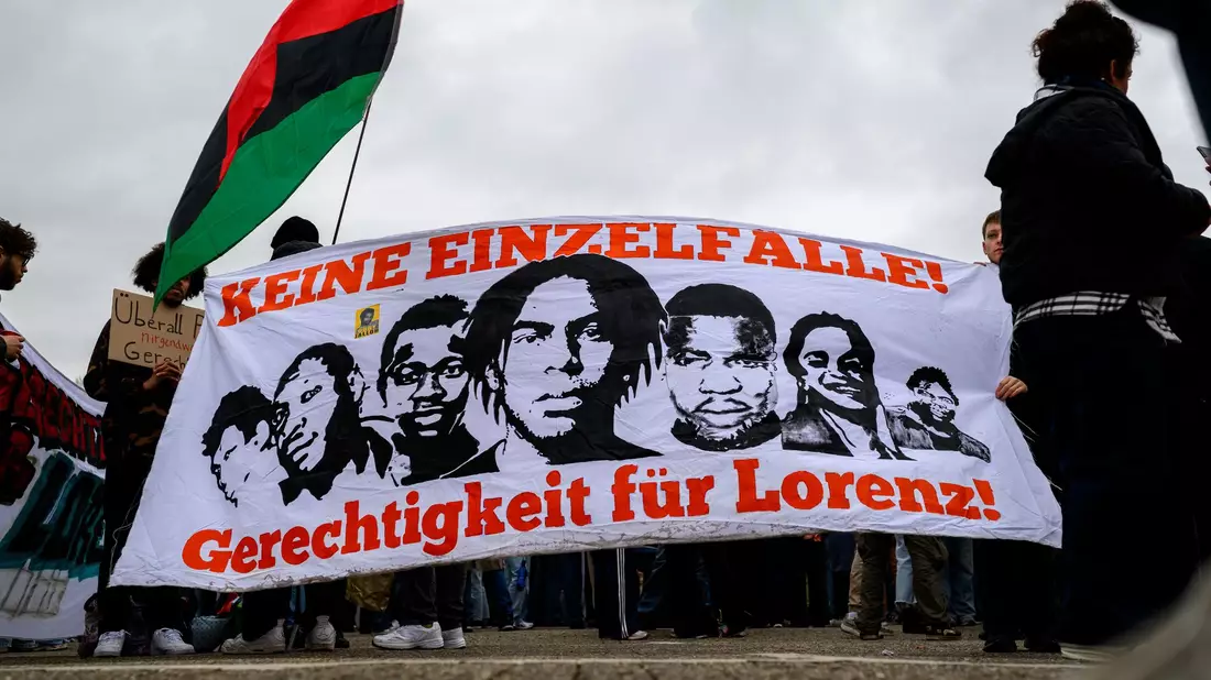 Die Demonstration fand fast auf den Tag genau ein Jahr nach den tödlichen Polizeischüssen statt.  - Bild: Izabela Mittwollen/dpa