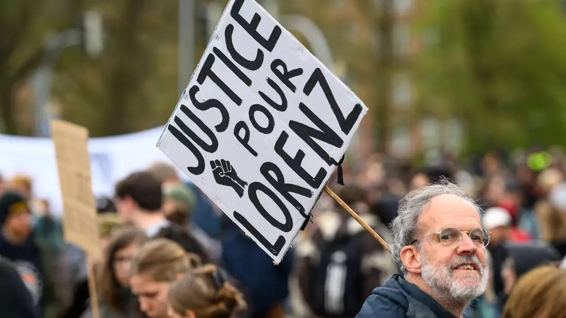 Demonstranten forderten bei der Kundgebung Gerechtigkeit und Aufklärung.  - Bild: Izabela Mittwollen/dpa