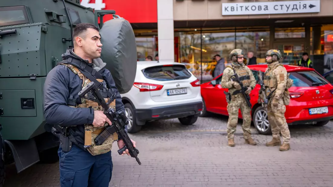 Nicht alle Polizisten schützten Zivilisten bei einer Schießerei in der ukrainischen Hauptstadt Kiew. (Archivbild) - Bild: Dan Bashakov/AP/dpa
