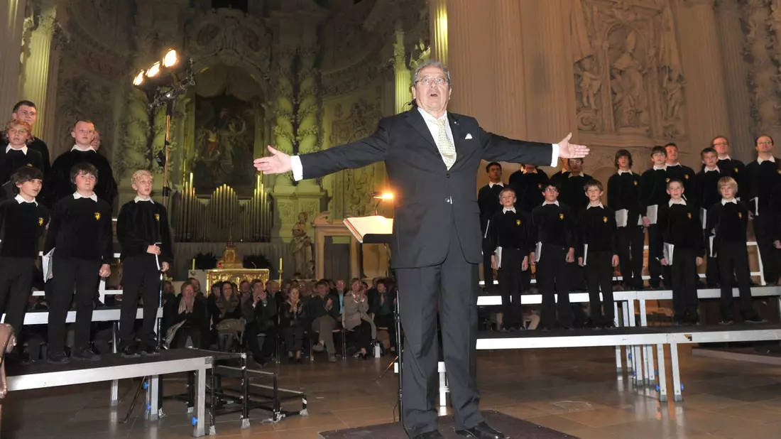Gerhard Schmidt-Gaden, der Gründer des Tölzer Knabenchors, bei einem Konzert im Jahre 2010. Nun ist der Dirigent im Alter von 88 Jahren gestorben. (Archivbild) - Bild: picture alliance / dpa