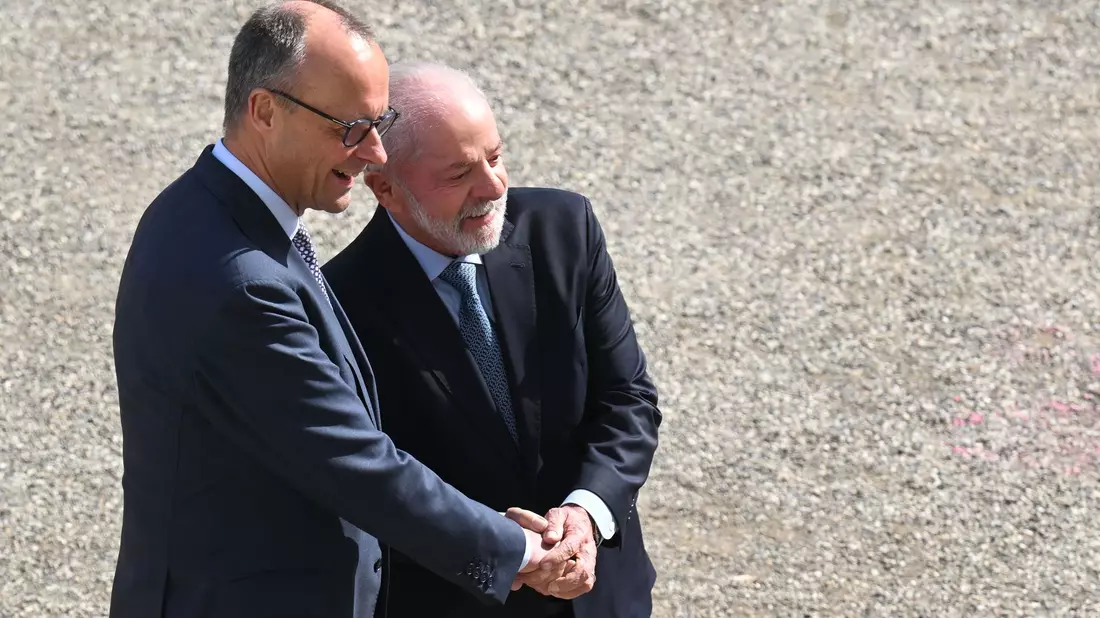 Merz empfing Lula mit militärischen Ehren vor dem Schloss. - Bild: Julian Stratenschulte/dpa