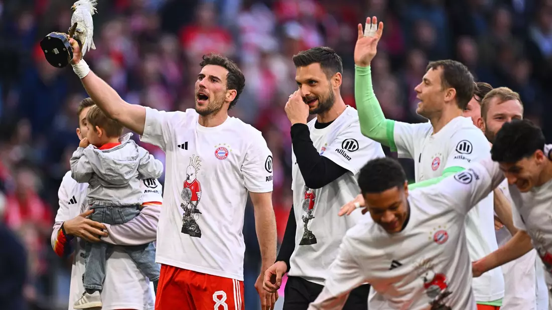 Leon Goretzka hat bei den Feierlichkeiten den Kakadu dabei. - Bild: Tom Weller/dpa