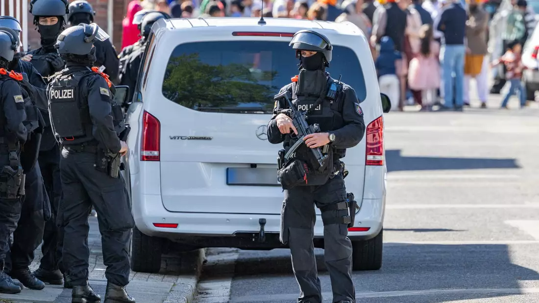 Mehrere Menschen sollen leicht verletzt worden sein. - Bild: Jan Ohmen/dpa