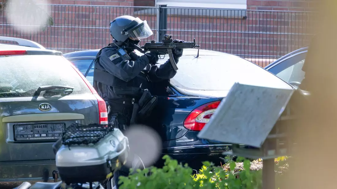 Die Polizeimaßnahmen sind wieder beendet. - Bild: Jan Ohmen/dpa