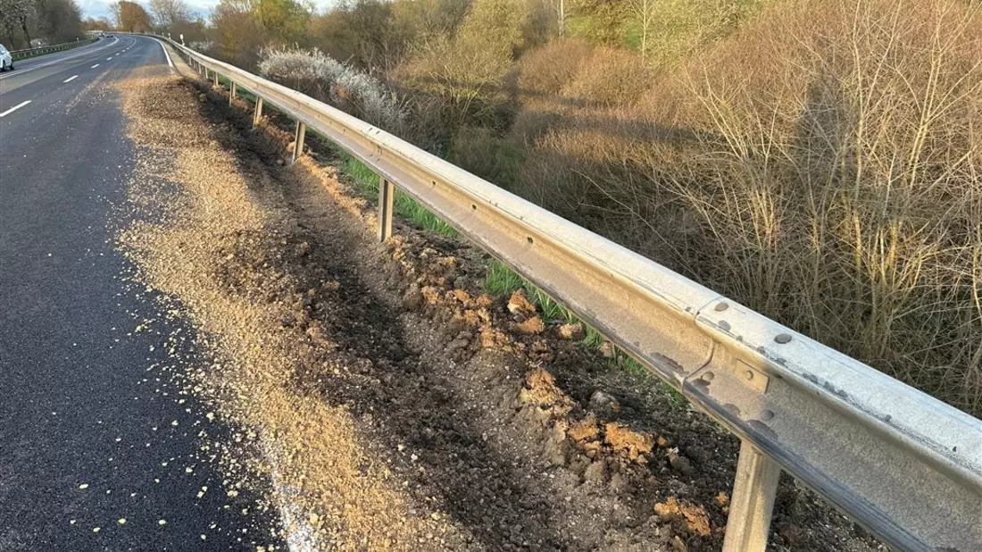 POL-PDWIL: Verkehrsunfallflucht auf der B51 - Leitplanke beschädigt und Fahrbahn stark verschmutzt - Bild: presseportal.de