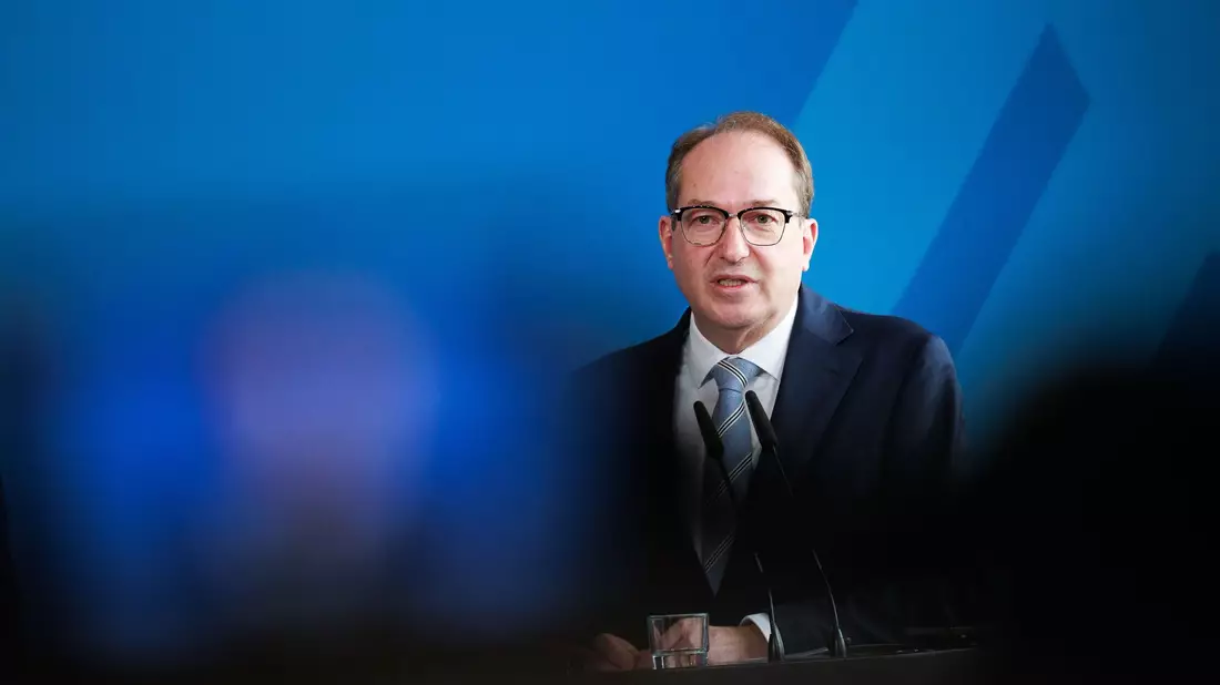 Bundesinnenminister Alexander Dobrindt (CSU) sagt, für Minister und den Bundeskanzler werde es keine Erhöhung geben. - Bild: Carsten Koall/dpa