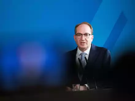Bundesinnenminister Alexander Dobrindt (CSU) sagt, für Minister und den Bundeskanzler werde es keine Erhöhung geben. - Foto: Carsten Koall/dpa