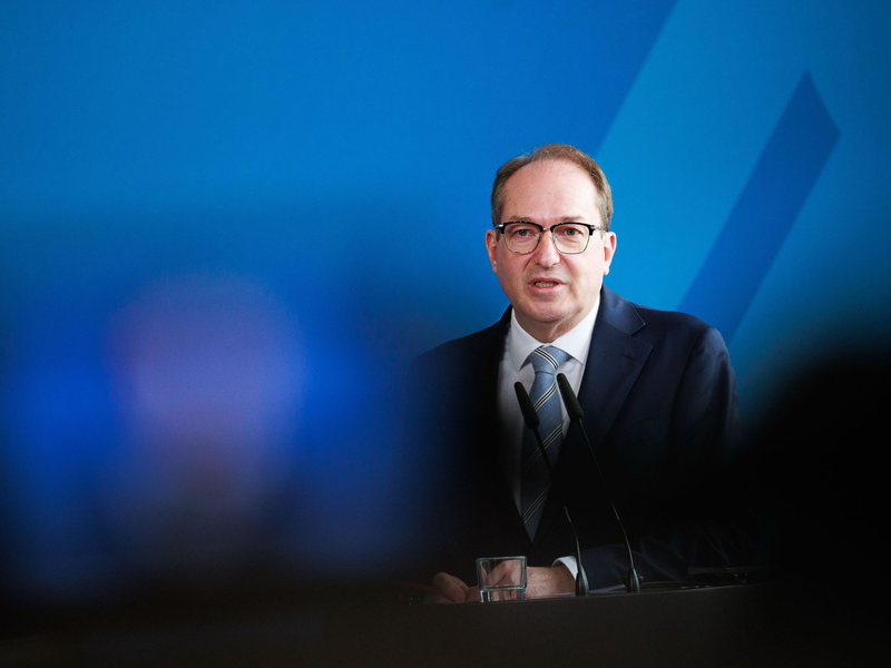 Bundesinnenminister Alexander Dobrindt (CSU) sagt, für Minister und den Bundeskanzler werde es keine Erhöhung geben. - Foto: Carsten Koall/dpa