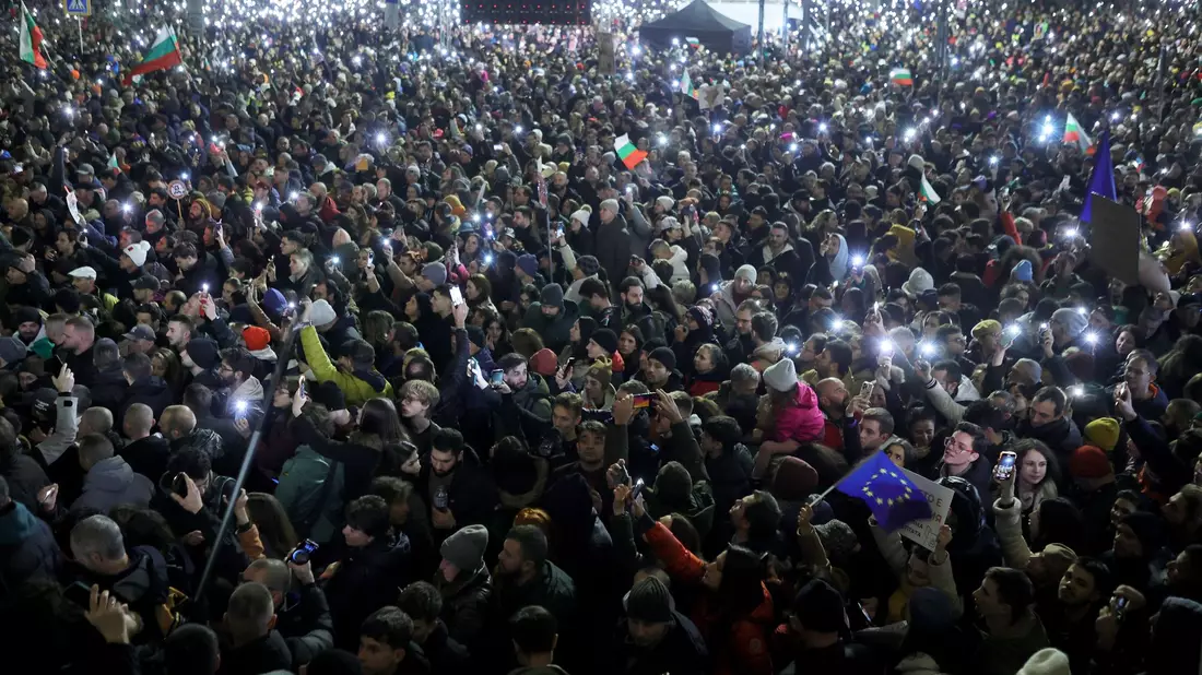Radew würde Hochrechnungen zufolge eine absolute Mehrheit erreichen. (Archivbild) - Bild: Valentina Petrova/AP/dpa