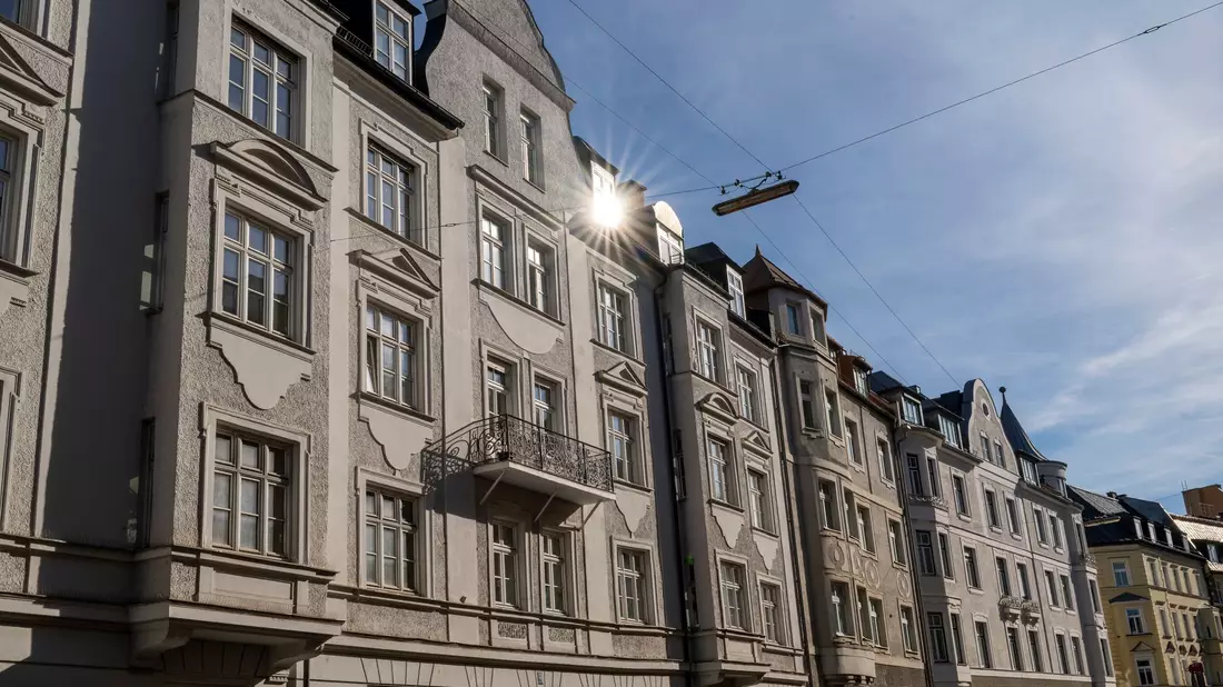 Wohnungen in München: Die Zahl regulärer Inserate am Mietmarkt sinkt. (Archivbild) - Bild: Peter Kneffel/dpa