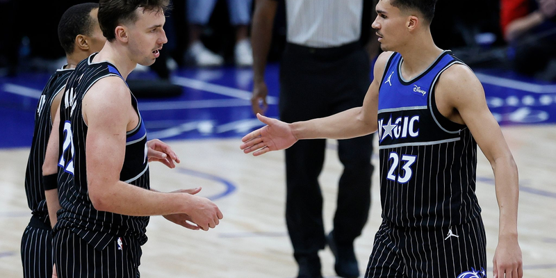 Zwei Europameister mit gutem Start: Franz Wagner (links) und Tristan da Silva haben mit den Magic den Auftakt in die Playoffs gewonnen. - Foto: Duane Burleson/AP/dpa