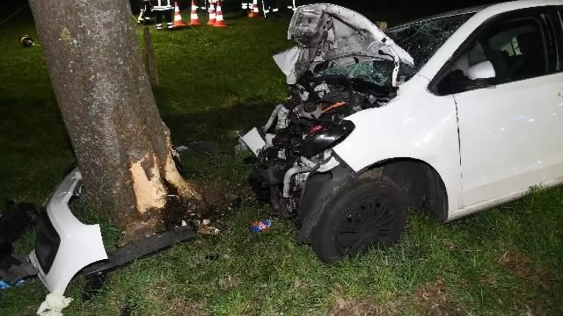 POL-CUX: Tödlicher Verkehrsunfall in Heemmoor - Eine Person verstorben, zwei lebensgefährlich verletzt, zwei schwer verletzt. Alle Personen zwischen 16 und 18 Jahre alt - Zahlreiche Angehörige vor Ort - Bild: presseportal.de