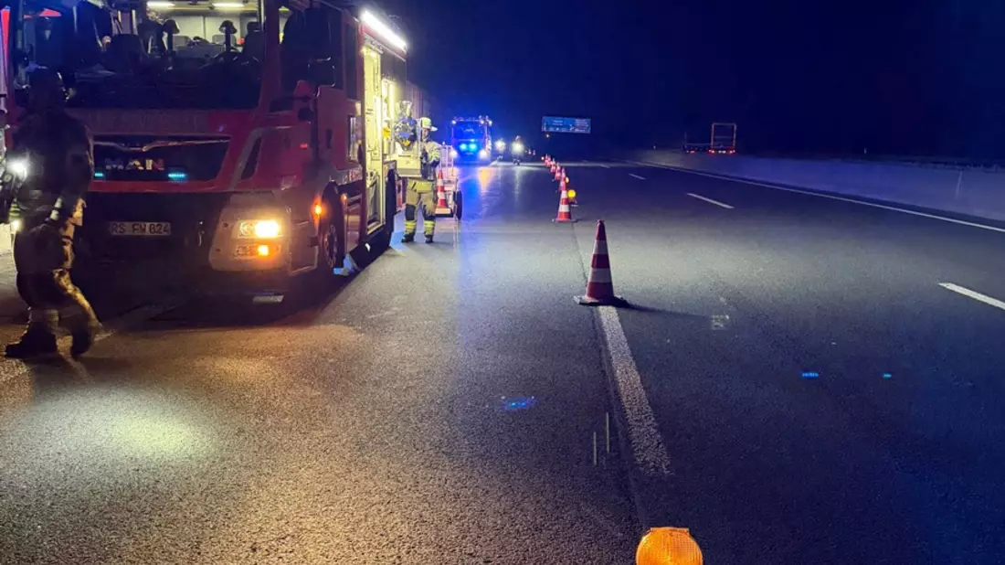 FW-RS: Pkw-Brand auf der A1 Zwei Insassen bleiben unverletzt - Bild: presseportal.de