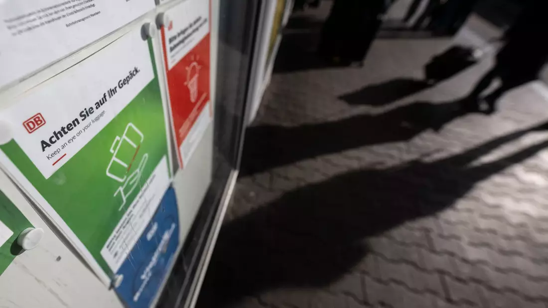An Bahnhöfen in deutschen Großstädten gibt es auch Aushänge und Durchsagen, in denen ausdrücklich vor Dieben gewarnt wird. (Symbolbild) - Bild: Marijan Murat/dpa