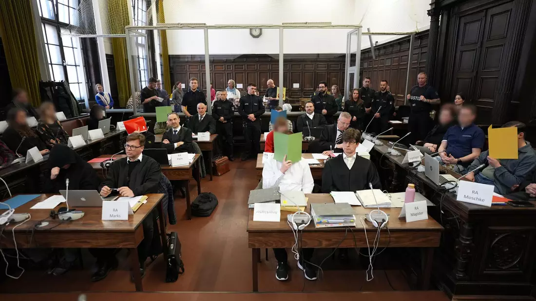Ein mutmaßliches Mitglied der rechtsextremen Terrorgruppe «Letzte Verteidigungswelle» war zur Tatzeit erst 14 Jahre alt. (Archivbild) - Bild: Marcus Brandt/Pool dpa/dpa