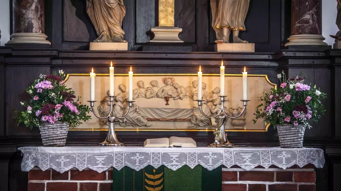 POL-IZ: 260420.1 Wesselburen: Stehkerzenleuchter aus Kirche entwendet - Bild: presseportal.de